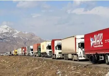 احتمال شیوع ویروس کرونا بین رانندگان بلاتکلیف در مرزها/ اقدامات پزشکی در مرزها بسیار ضعیف است