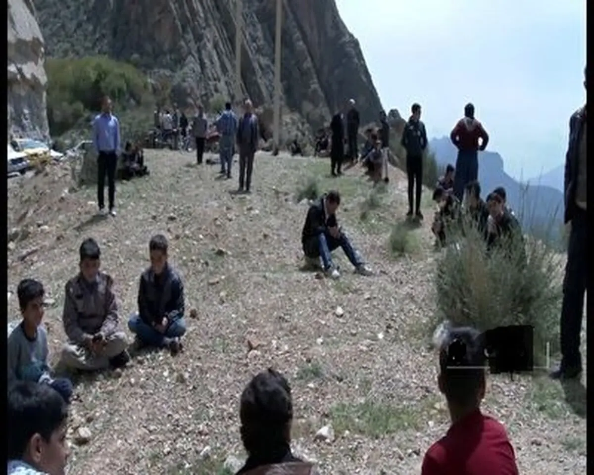 نبود اینترنت دانش آموزان دشتکی را به کوه کشاند/ مشکل اینترنت 200 دانش‌آموز روستا