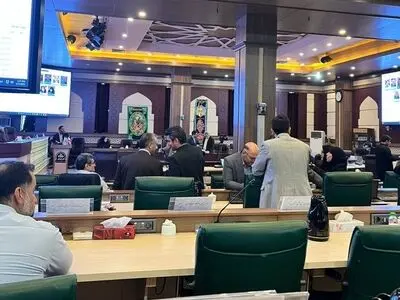 تأخیر در صحن علنی به دلیل حضور عضو تعلیقی