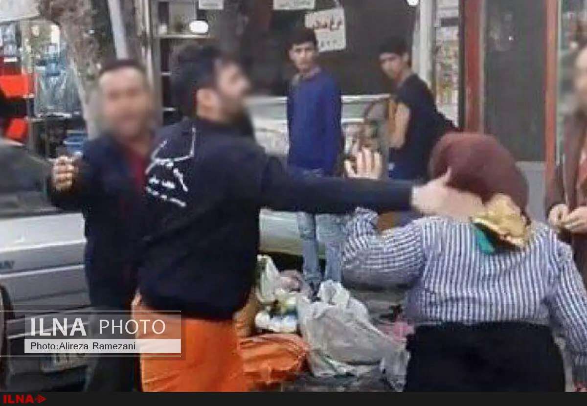 مامور شهرداری فومن با زن دستفروش درگیر شد