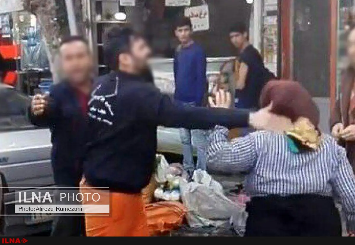 مامور شهرداری فومن با زن دستفروش درگیر شد