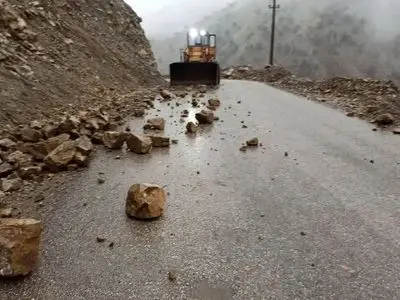 وقوع ۱۱۵ مورد ریزش در محورهای کرمانشاه در پی بارش‌های شدید
