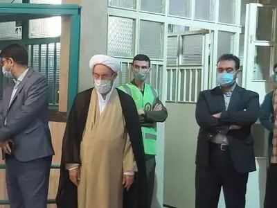 علی یونسی در حسینیه جماران حاضر شد 