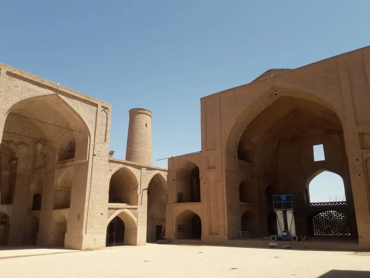 تصاویر حمله موریانه به مسجد جامع اردستان قدیمی است / وجود موریانه در ابنیه تاریخی قابل انکار نیست