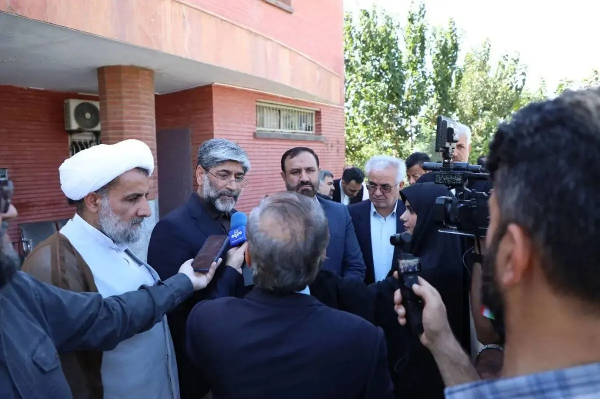 آزادی ۳۰۰ زندانی در بازدید رئیس کل دادگستری استان تهران از زندان تهران بزرگ/ تأکید بر کاهش هدفمند جمعیت کیفری و استفاده از ظرفیت‌های قانونی