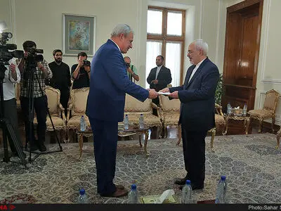 مراسم تقدیم رونوشت استوارنامه سفرای جدید کوبا و قبرس به وزیر امور خارجه
