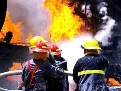آتش‌سوزی یک مغازه کاشی و شومینه در بوکان