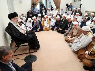 قائد الثورة الإسلامیة: لا ينبغي أن تُنسى قضية الأمة الإسلامية