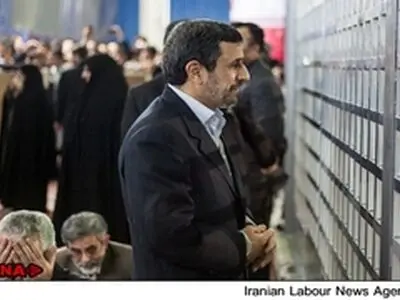 حضور احمدی نژاد و وزرای وی در حرم امام خمینی(ره)