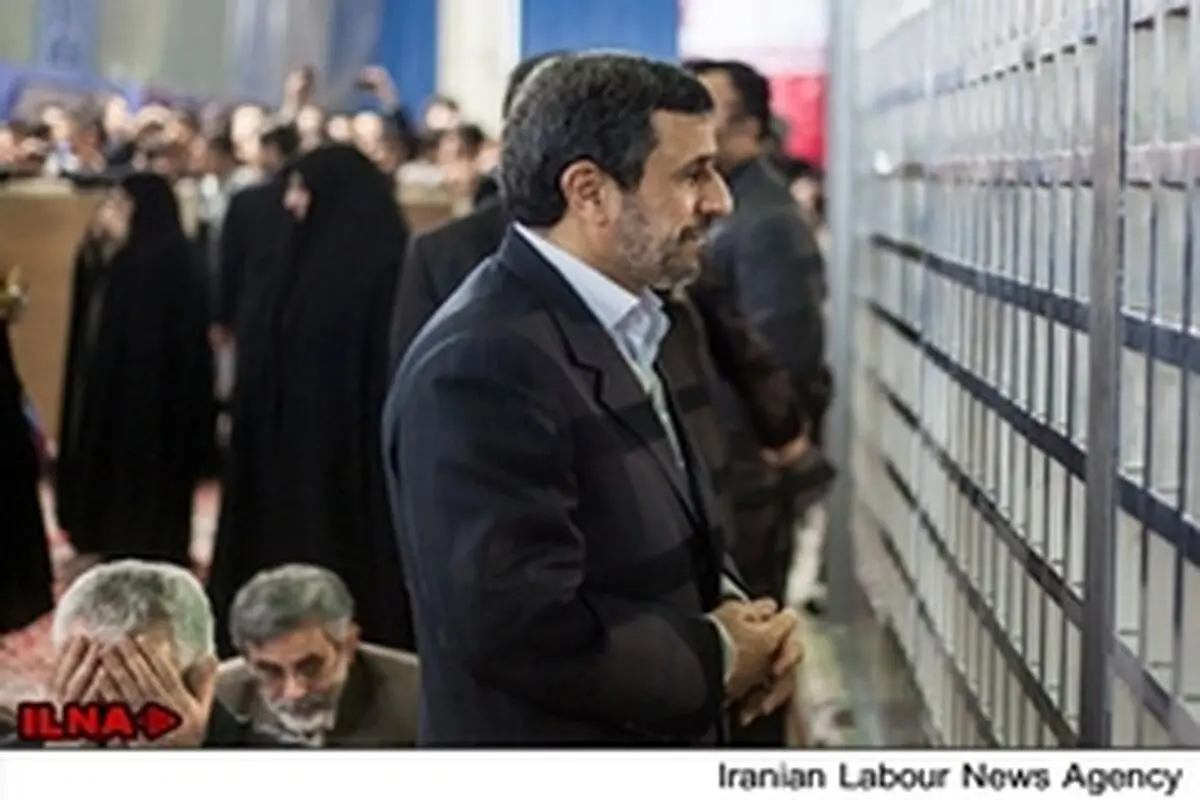 حضور احمدی نژاد و وزرای وی در حرم امام خمینی(ره)