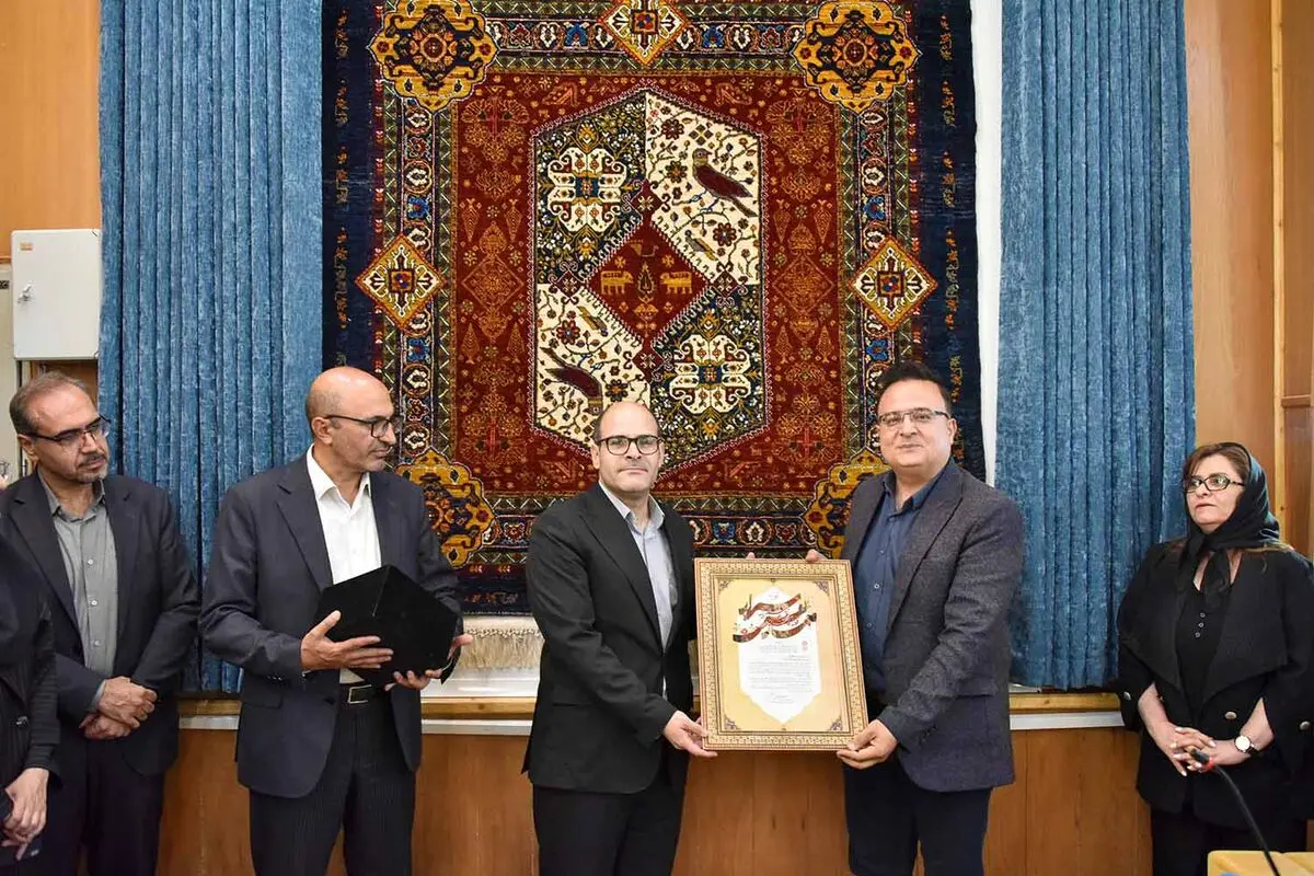 چهار روایت تاریخی قالی‌بافی شیراز در یک قالی ماندگار