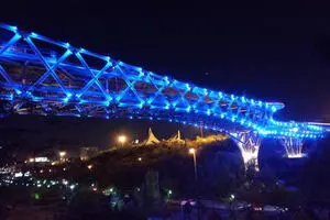 «پل طبیعت» آبی می‌شود