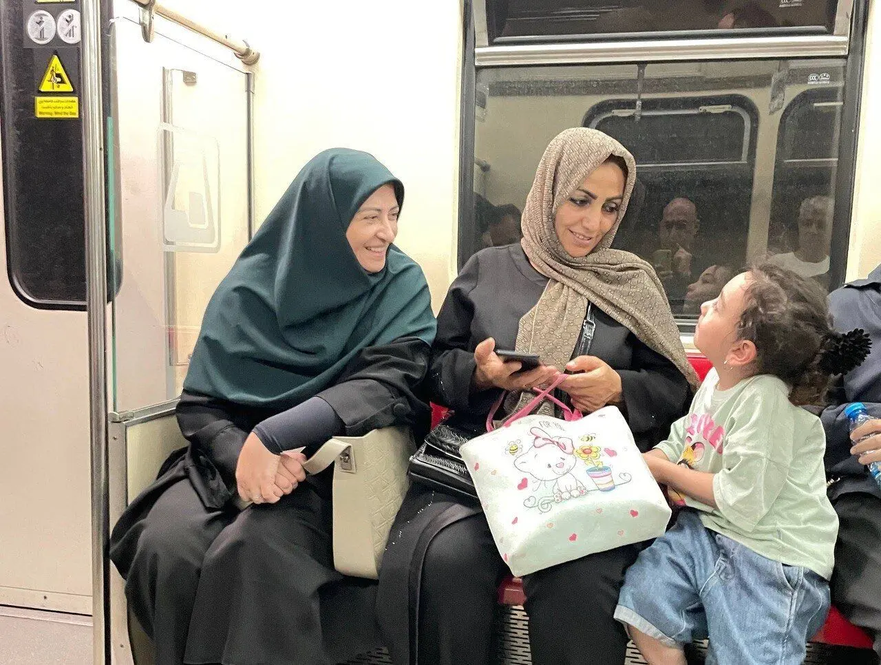 رئیس سازمان حفاظت محیط زیست با مترو عازم محل جلسه شد