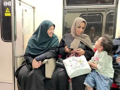 رئیس سازمان حفاظت محیط زیست با مترو عازم محل جلسه شد