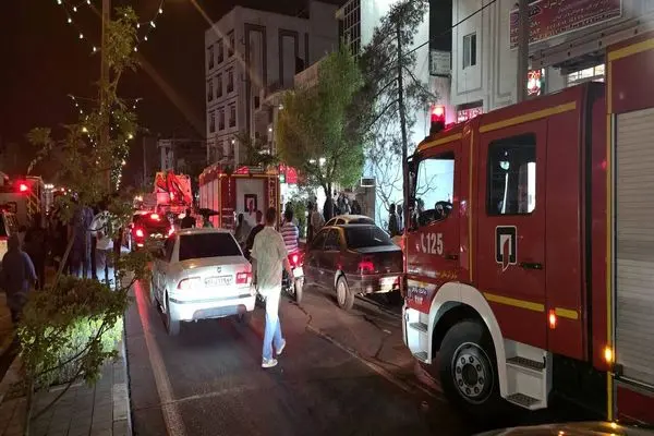 مصدومیت یک آتش‌نشان در جریانِ آتش‌سوزیِ مرکز اقامتی قم