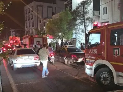 مصدومیت یک آتش‌نشان در جریانِ آتش‌سوزیِ مرکز اقامتی قم