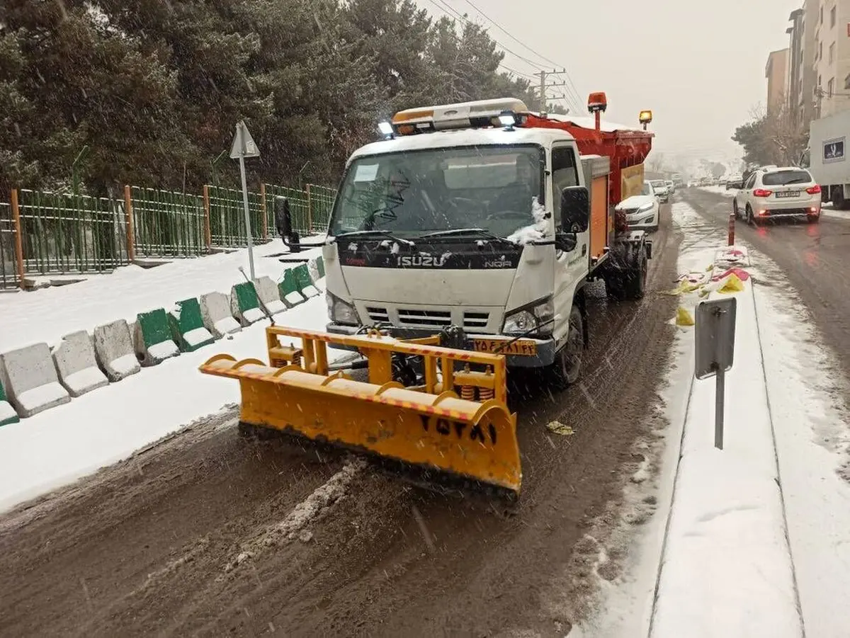 فعالیت نیروهای خدمات شهری از ساعت ۴ صبح همزمان با شروع بارش برف در مناطق شمالی
