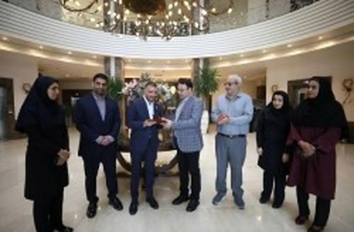 تقدیر مدیر نظارت بر خدمات گردشگری از مراکز برتر خدماتی گردشگری به مناسبت هفته‌ کیش