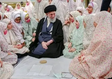  ماجرای دختری که با چشمانی اشکبار پشت سر آقا به نماز ایستاد 