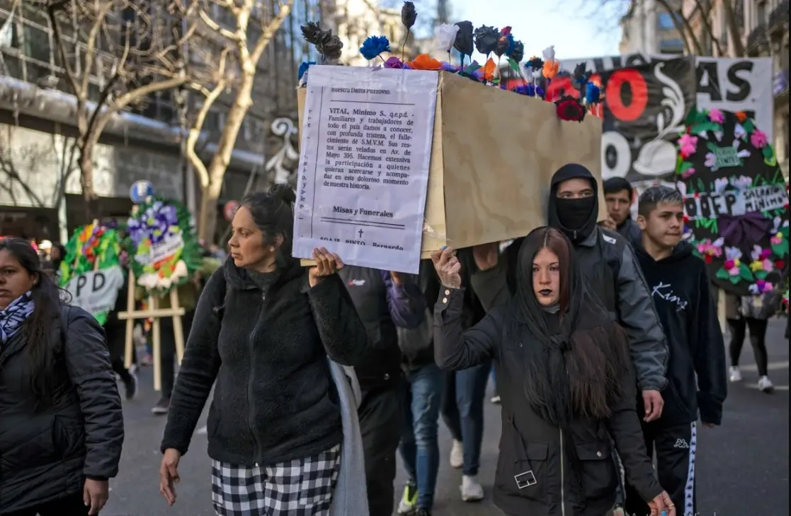 کارگران آرژانتینی برای مزد خود مراسم خاکسپاری برگزار کردند