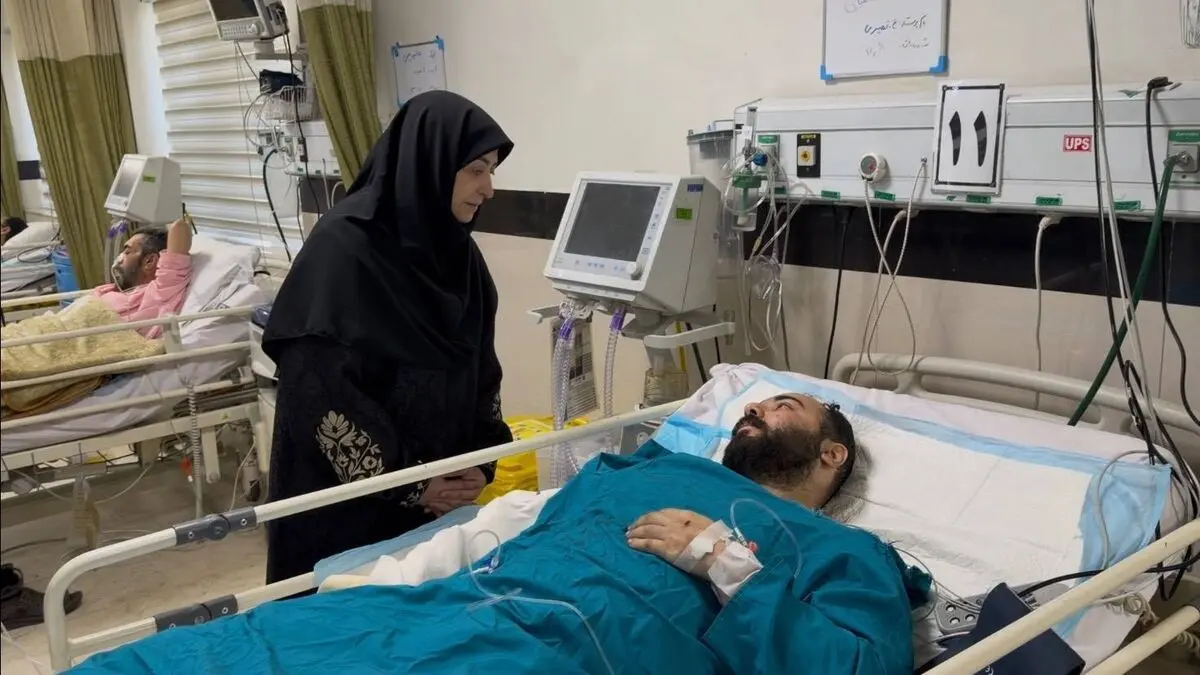 عیادت رئیس سازمان حفاظت محیط زیست از مجروحان حملات اخیر در بیمارستان فیروزگر تهران