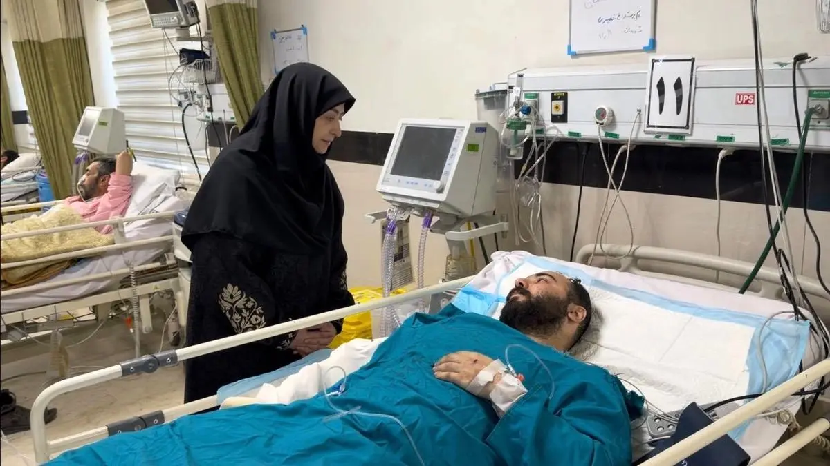 عیادت رئیس سازمان حفاظت محیط زیست از مجروحان حملات اخیر در بیمارستان فیروزگر تهران