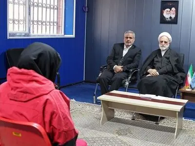 براساس بخشنامه سازمان زندان‌ها الزام زنان به استفاده از چادر ممنوع است