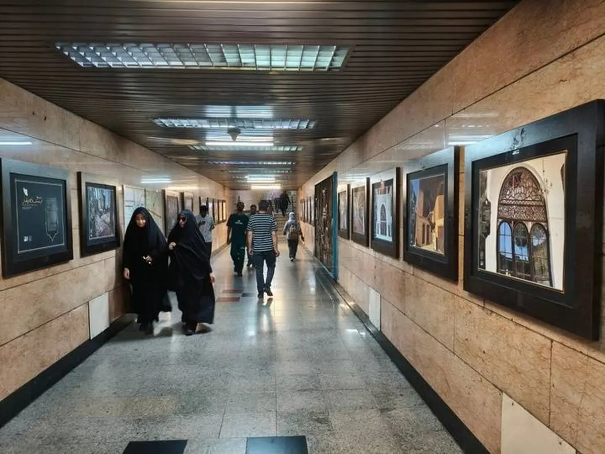 ایستگاه مترو سرسبز میزبان نمایشگاه عکس «ایستاده در غبار» شد/ بازخوانی زخم‌های جنگ بر پیکره میراث تمدنی ایران
