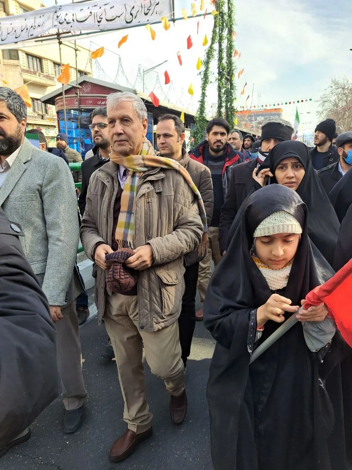 ربیعی در جمع راهپیمایان حاضر شد