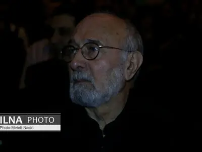 تصویری از سنگ مزار پرویز پورحسینی در چهلمین روز درگذشتش