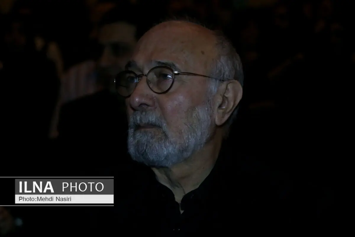 تصویری از سنگ مزار پرویز پورحسینی در چهلمین روز درگذشتش
