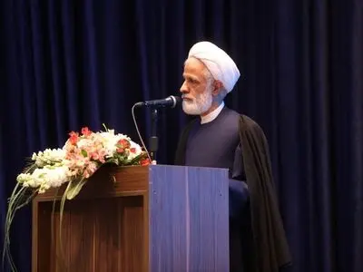 ایجاد تفرقه در جامعه به منزله گام برداشتن در زمین دشمن است