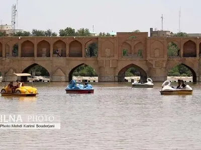 شادی بچه ها و خانواده ها از باز شدن زاینده رود 