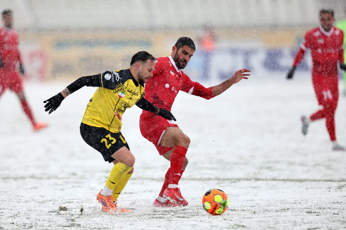 پرسپولیس 2-1 سپاهان: بازگشت سرخ‌ها به صدر در نبرد برفی