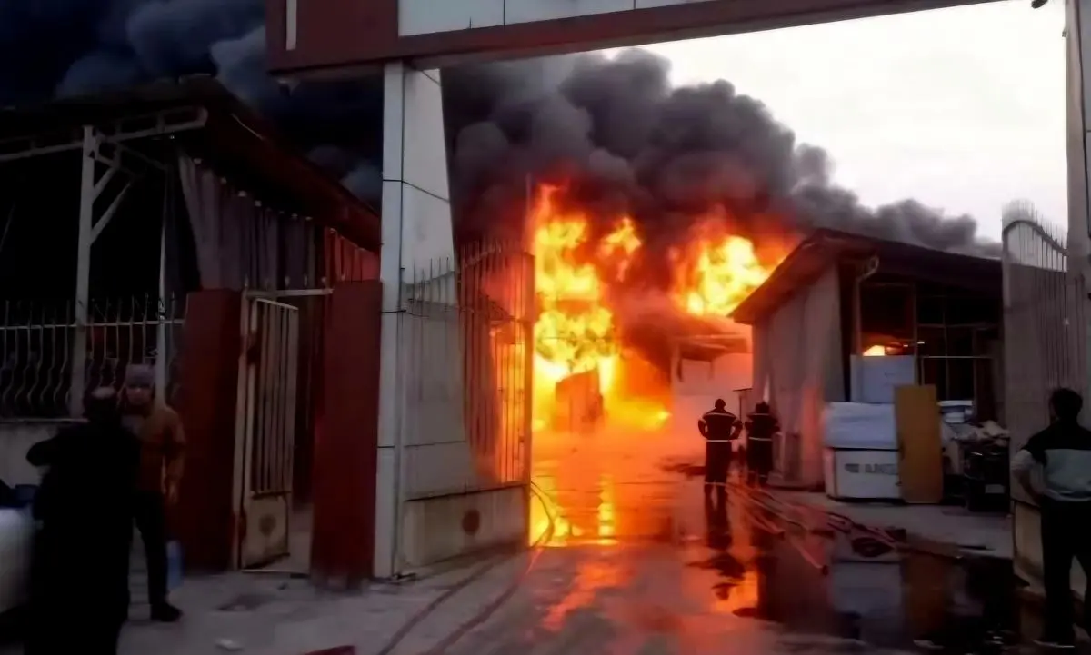 آتش سوزی یک واحد مجتمع چوبی در جویبار