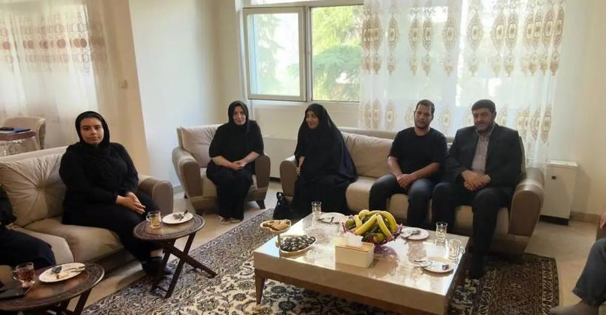 دیدار مسئولان هلالاحمر با خانواده خلبان شهید «مهرابزاده»