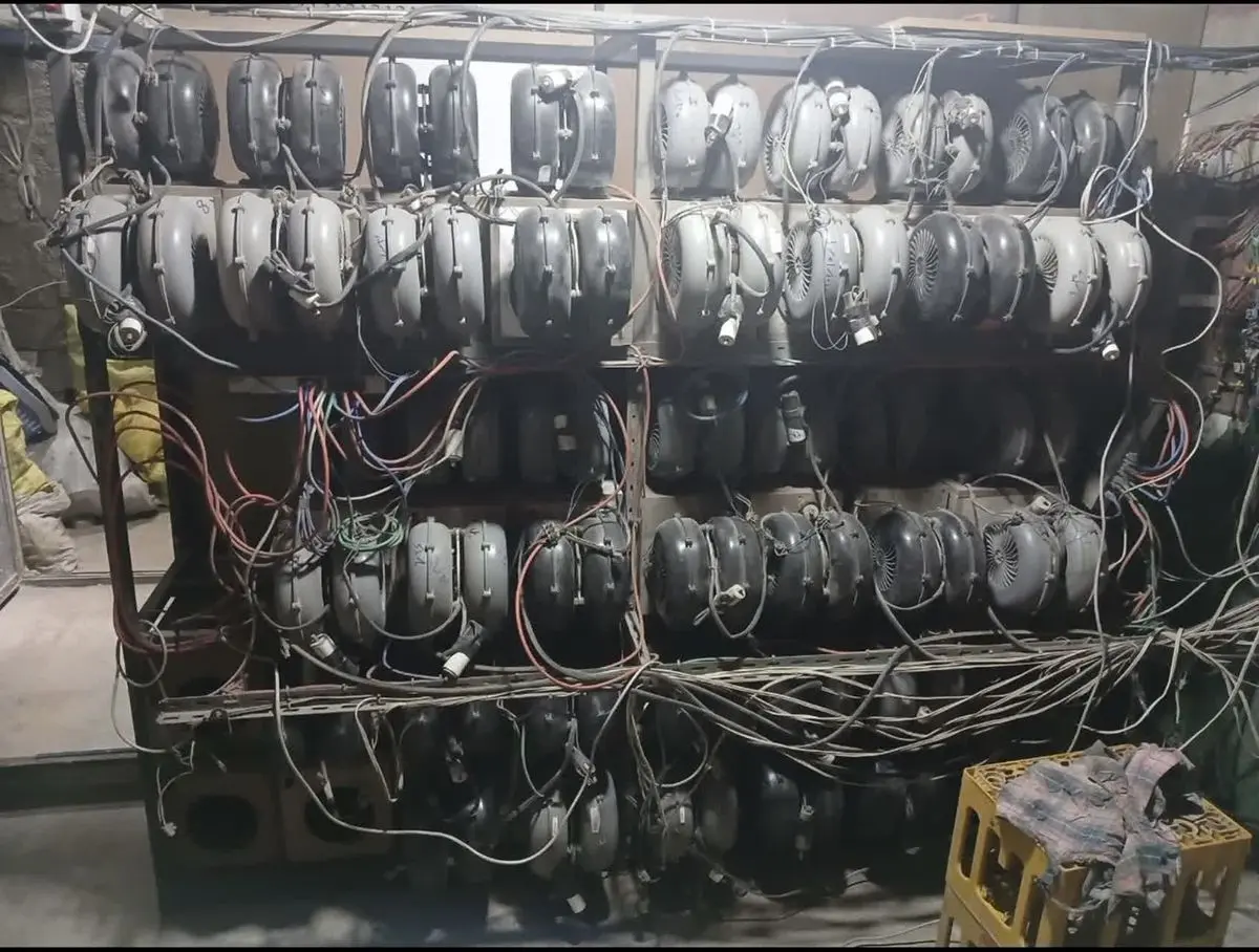 جمع آوری ۶۷ دستگاه ماینر غیرمجاز متصل به اینترنت ماهواره‌ای در ایام جنگ