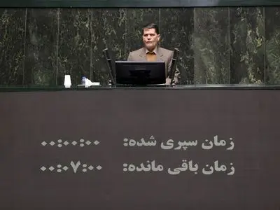 کسانی که از قِبَل انقلاب به آلاف و الوف رسیدند هم‌سو با دشمن، کشور را به سازش دعوت می‌کنند