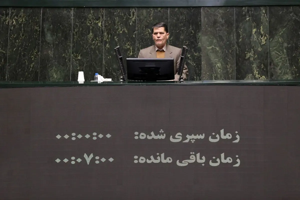 کسانی که از قِبَل انقلاب به آلاف و الوف رسیدند هم‌سو با دشمن، کشور را به سازش دعوت می‌کنند