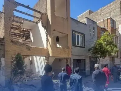 دو کارگر حین تخریب ساختمان قدیمی مصدوم شدند 