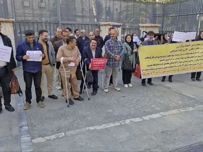 تجمع کارکنان سهام عدالت مقابل وزارت اقتصاد