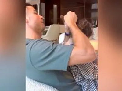 ویدئو: رونالدو موهای دخترش را می‌بندد