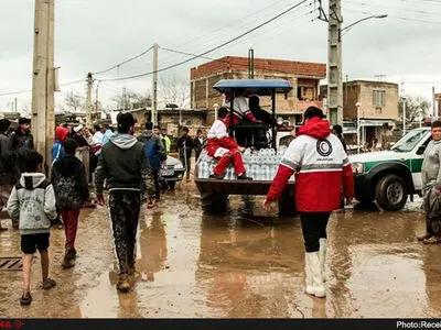 امدادرسانی جمعیت هلال احمر به خانواده های حادثه دیده شهرستان رستم
