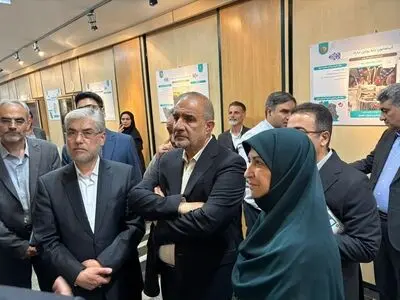 بازدید معاون رئیس جمهور و وزیر علوم از نمایشگاه "دستاوردها و فناوری‌های سبز پارک‌های علم و فناوری در حوزه محیط زیست"