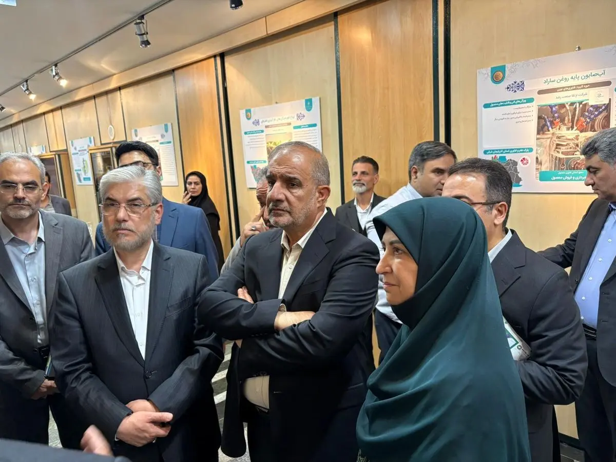 بازدید معاون رئیس جمهور و وزیر علوم از نمایشگاه "دستاوردها و فناوریهای سبز پارکهای علم و فناوری در حوزه محیط زیست"