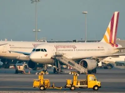 یکی از خلبان‌ها پشت در قفل‌شده مانده بود