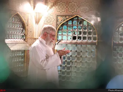 تصاویر غبارروبی بارگاه مطهر امام رضا (ع) با حضور رهبر انقلاب
