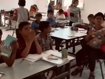 ابتکار جوانان فلسطینی برای آموزش کودکان که ماه‌هاست به‌دلیل جنگ از تحصیل جا مانده‌اند + فیلم