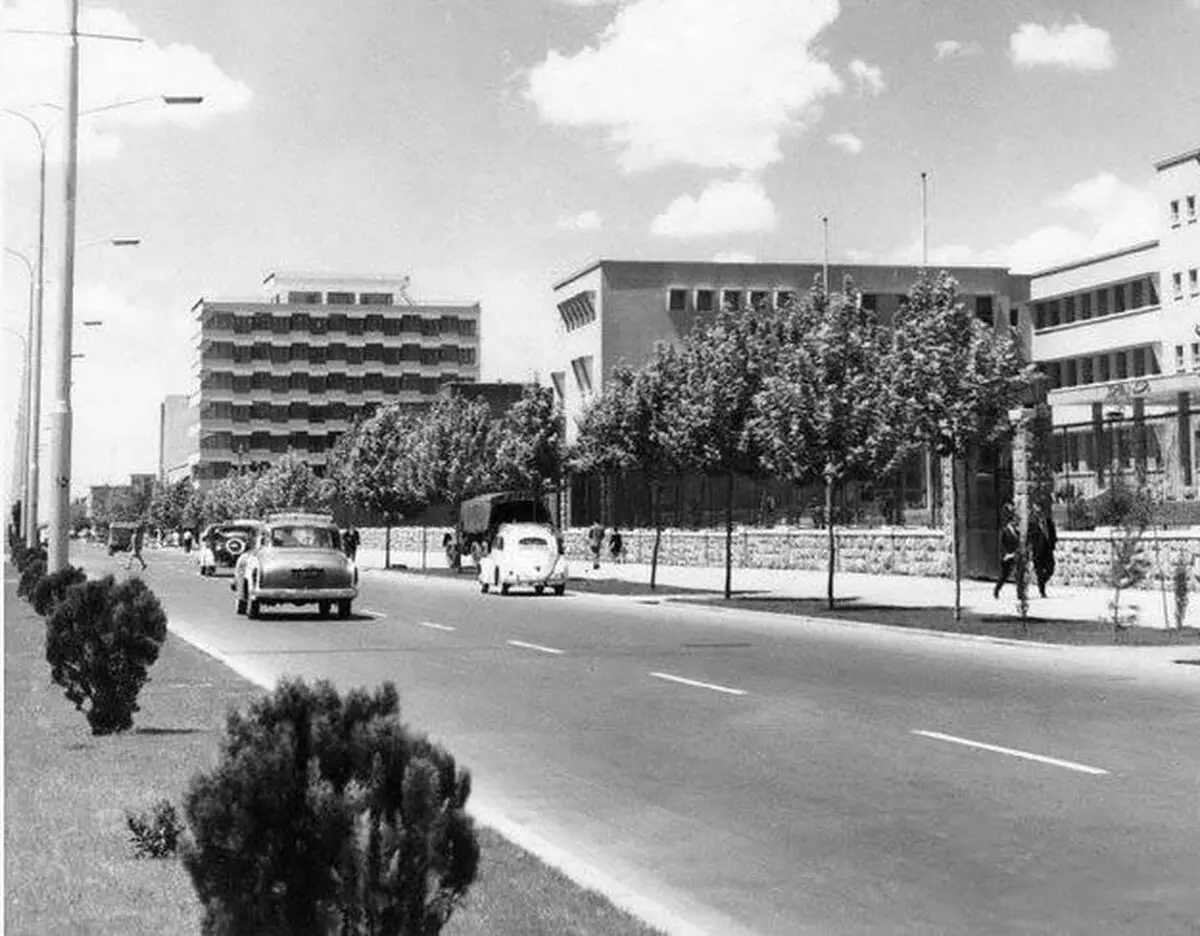 عکسی از درشکه سواری در خیابان‌های تهران دهه 1340 
