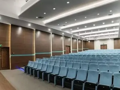 راهنمای انتخاب صندلی سینما + صندلی همایش استاندارد برای سالن‌ های نمایشی